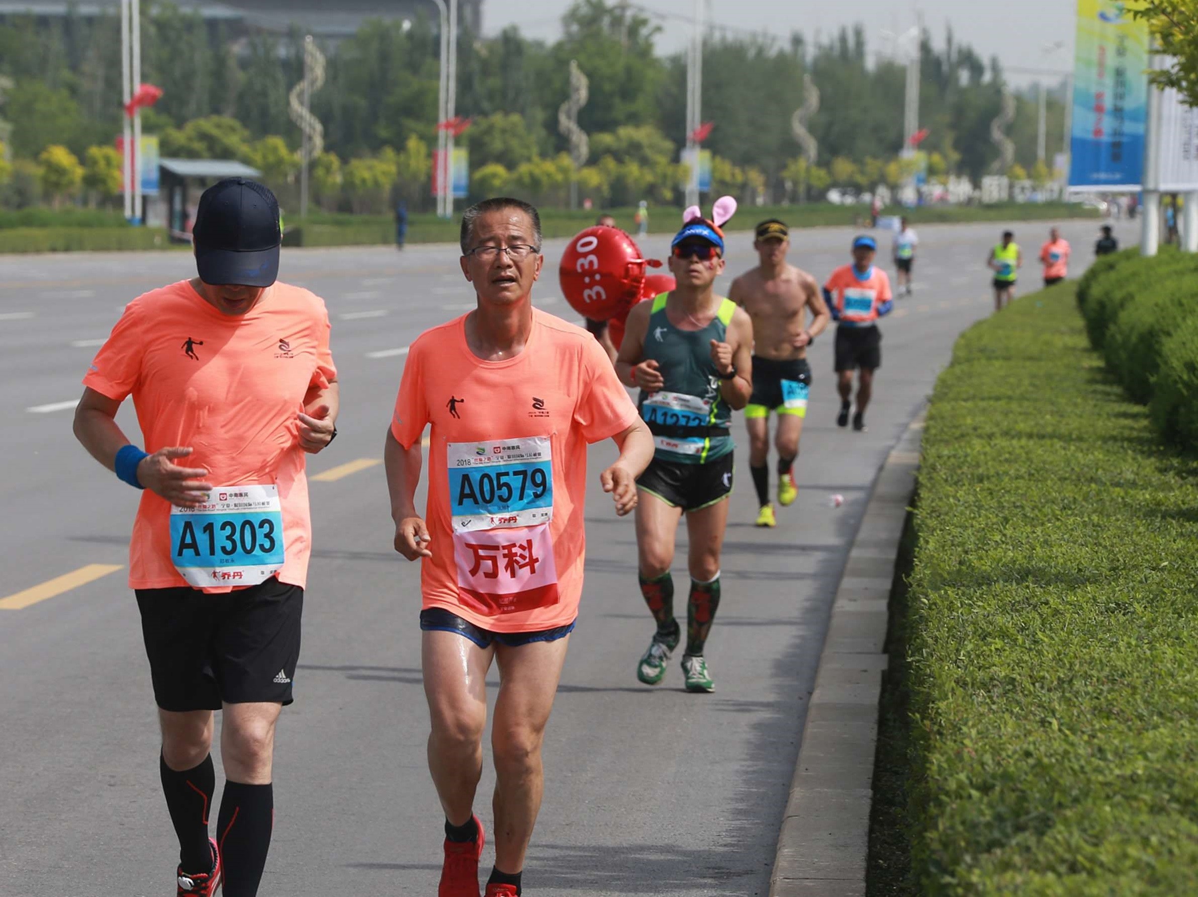 74-year-old Gu Dawo is the the oldest official pacemaker in Chinese marathon history