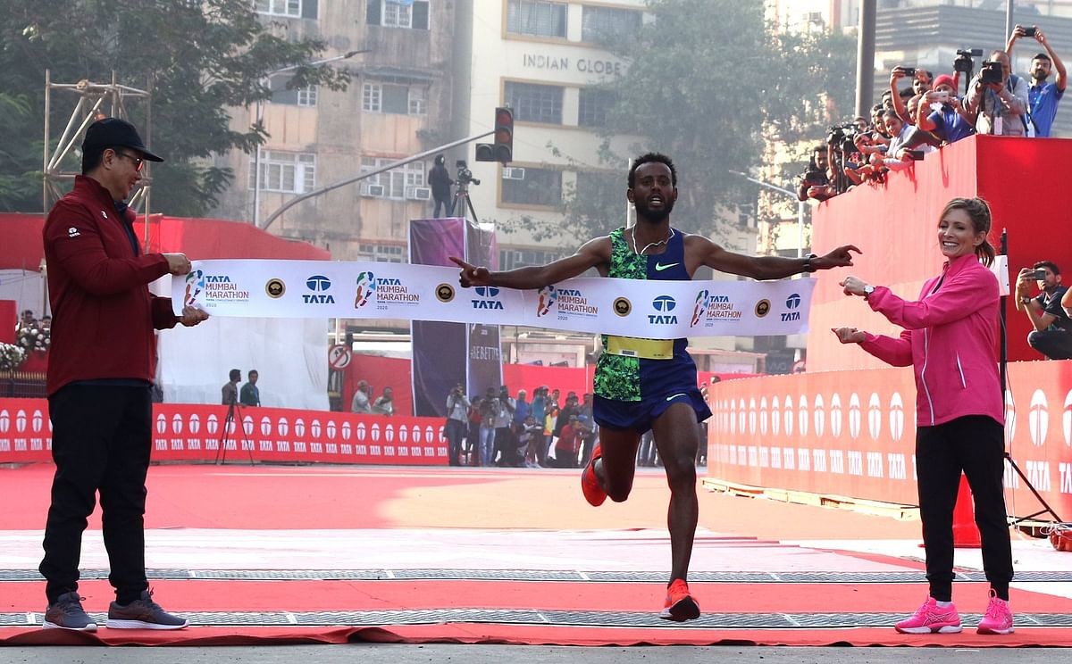 Ethiopian Derara Hurisa breaks the Tata Mumbai Marathon record in borrowed shoes
