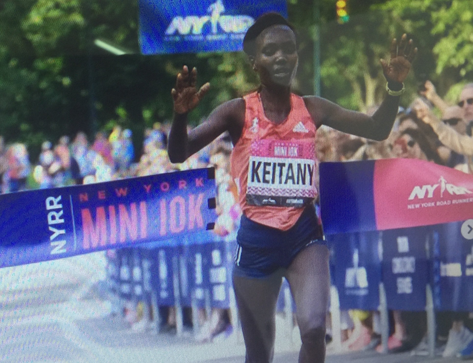 Mary Keitany win the NYRR New York Mini 10K by over one minute