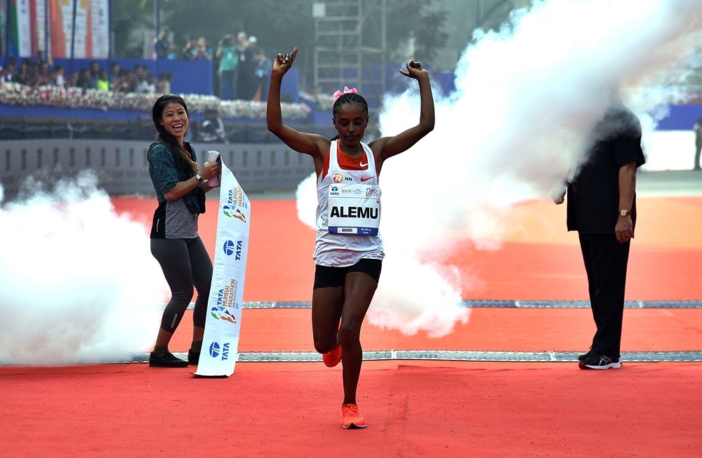 KenyanÂ´s Cosmas Lagat and EthiopianÂ´s Worknesh Alemu win the Tata Mumbai Marathon