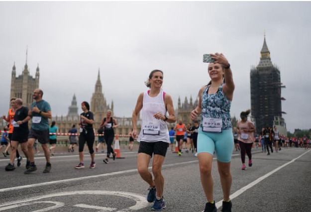 Thousands run through London in first mass 10k since lockdown was lifted