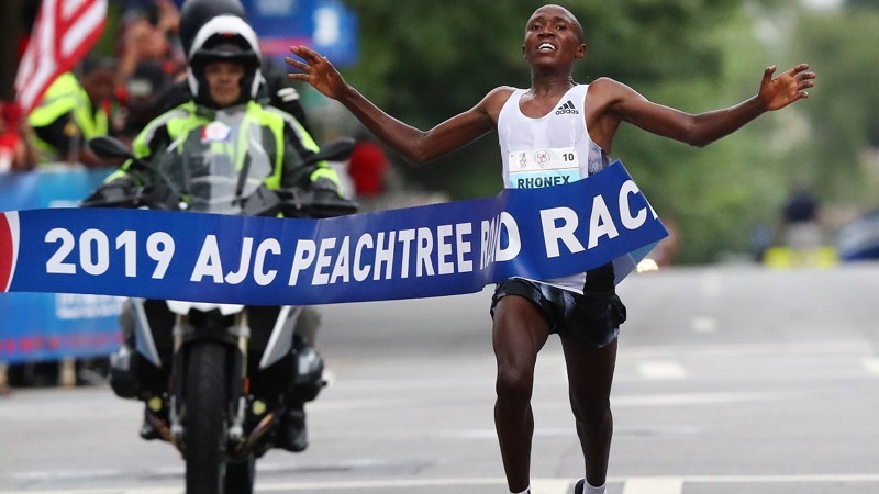 Kenyan Rhonex Kipruto, 19, won the men's elite race with a record-breaking time of 27:01, the Atlanta Track Club said, not only that, he ran the fastest time ever on American soil
