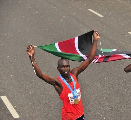 Kenyan Emmanuel Saina set a new South American all-comers record of 2:05:21 at the 34th edition of the Buenos Aires International Marathon