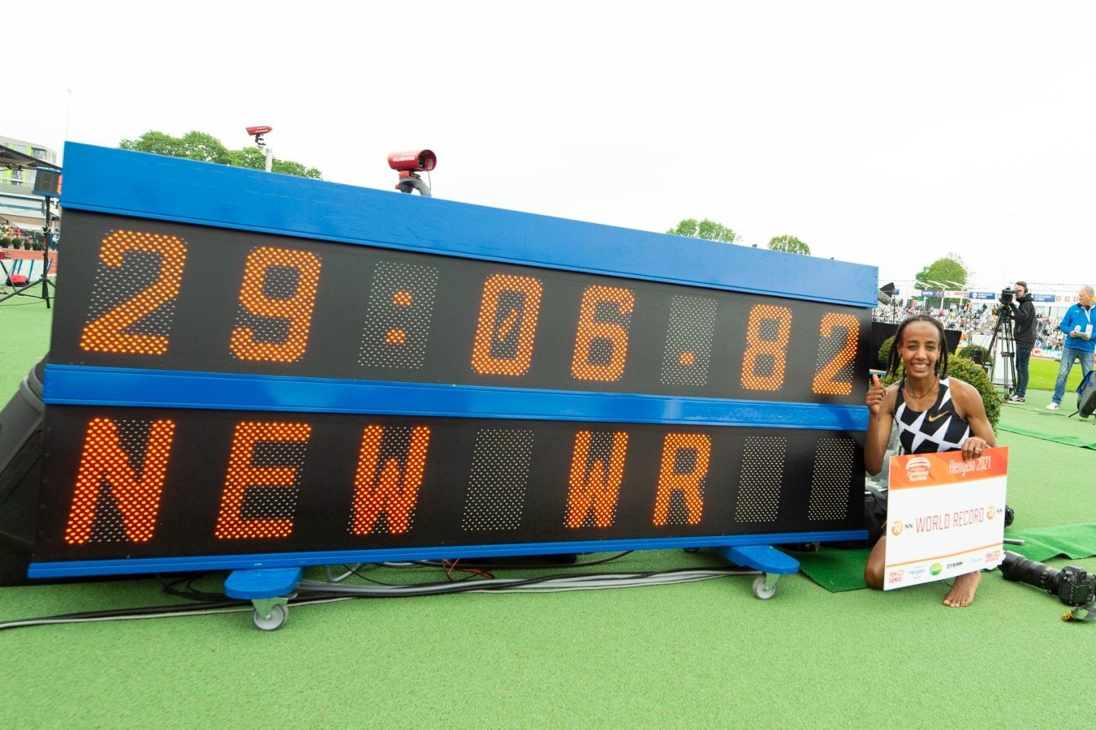 Sifan Hassan breaks the world 10,000m record in Hengelo