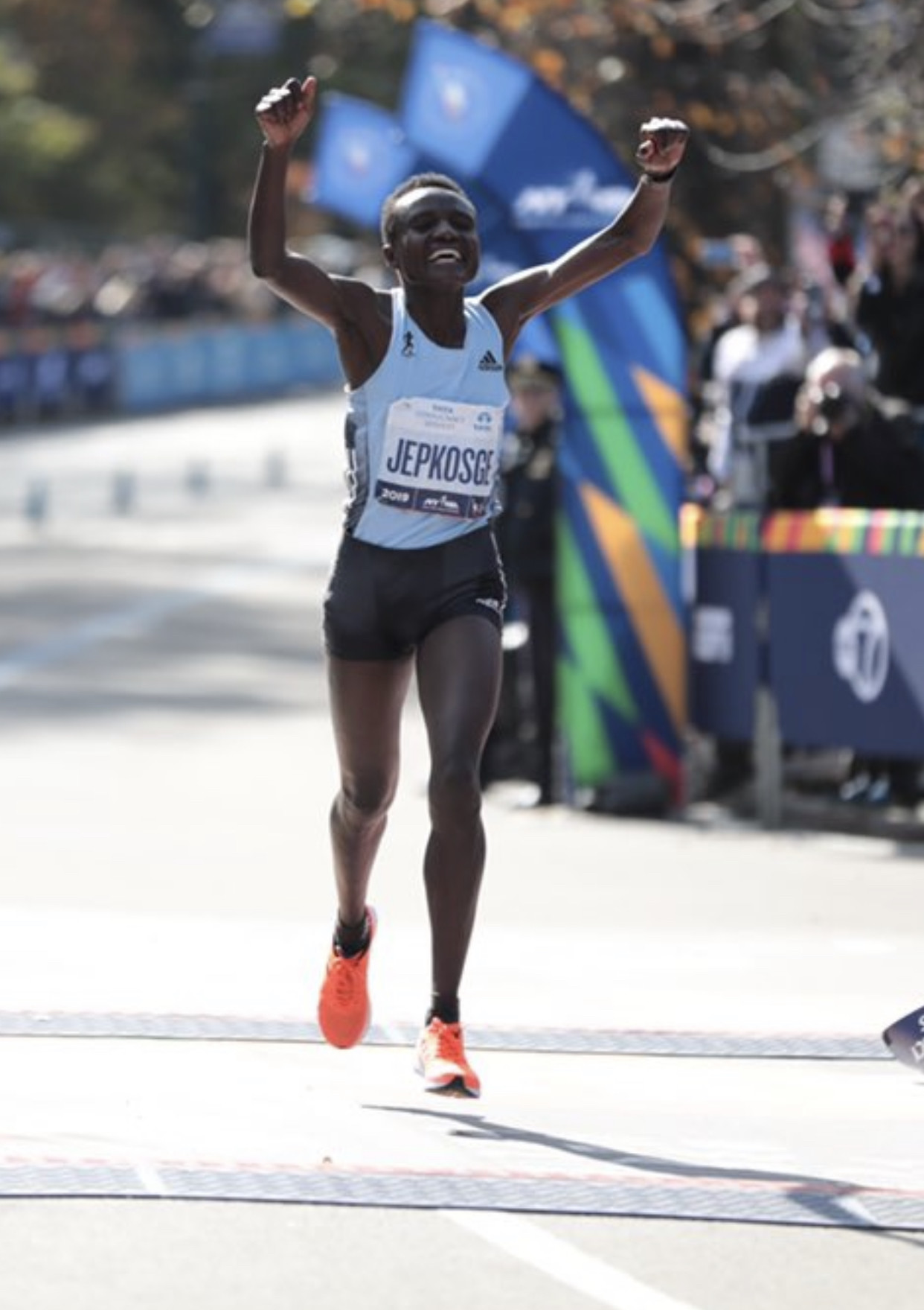Joyciline Jepkosgei wins the New York City marathon out running last yearâ€™s winner and Geoffrey Kamworor wins the men race 