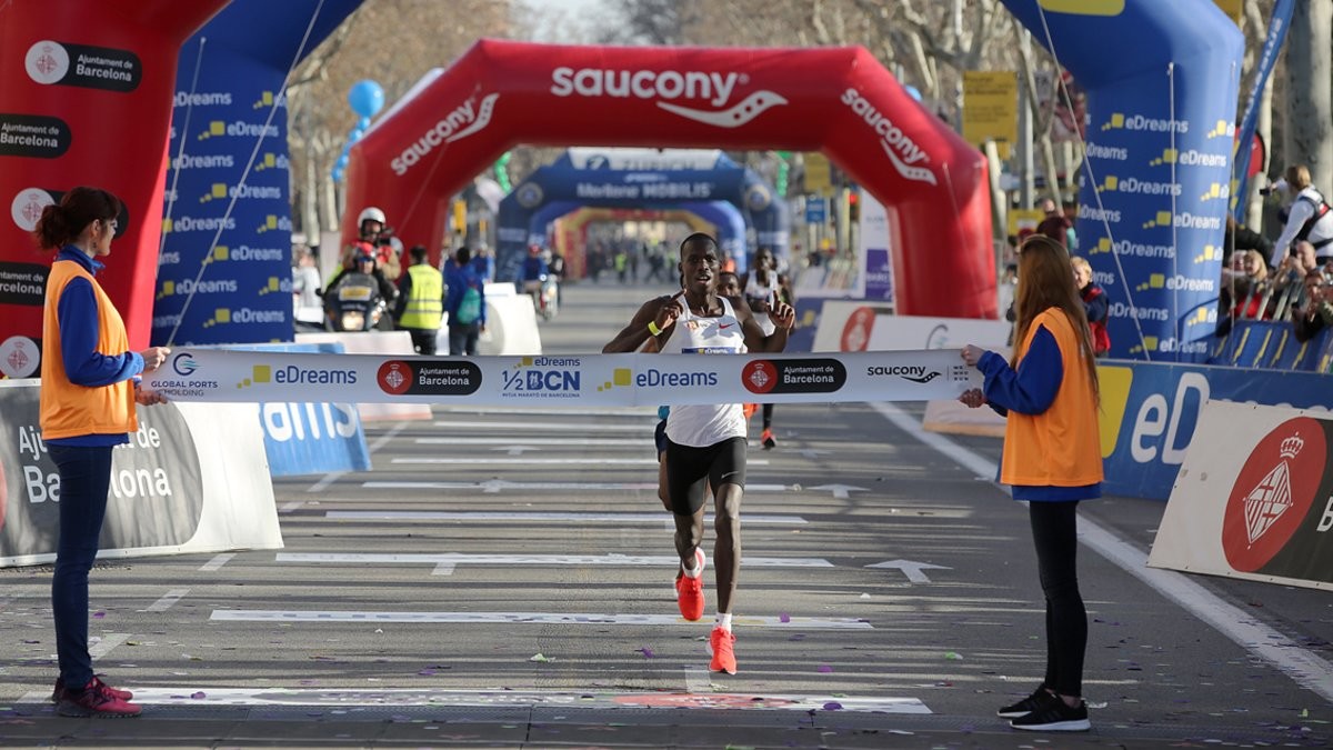 Eric Kiptanui of Kenya and Ethiopiaâ€™s Roza Dereje take the crown in Barcelona Half-Marathon