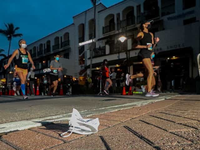 Two runners from Boulder Colorado dominated the 32nd Naples Daily NÃ©ws Half Marathon 