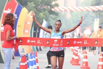 Tsehay Gemechu breaks the course record at the Airtel Delhi Half Marathon