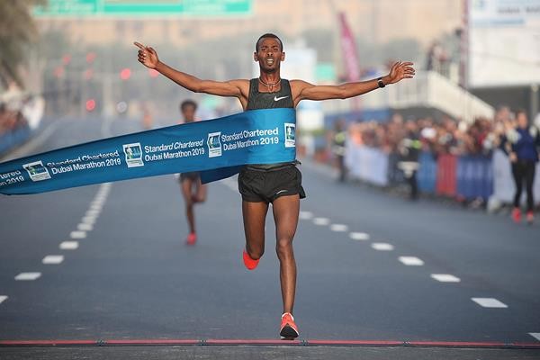 Ethiopian Getaneh Molla runs 2:03:34 and Kenyan Ruth Chepngetich 2:17:08 at Standard Chartered Dubai Marathon