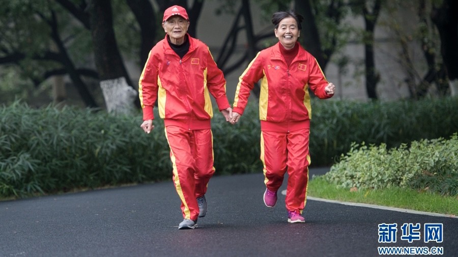 Chinese marathon couple share their love of running 