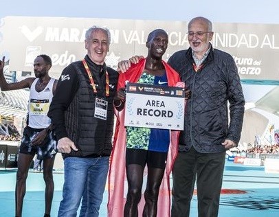 Kaan Kigen Ozbilen from Turkey smashed Mo Farahâ€™s European record in the Valencia Marathon on Sunday, clocking 2:04:16 to finish second behind Ethiopian debutant Kinde Atanew